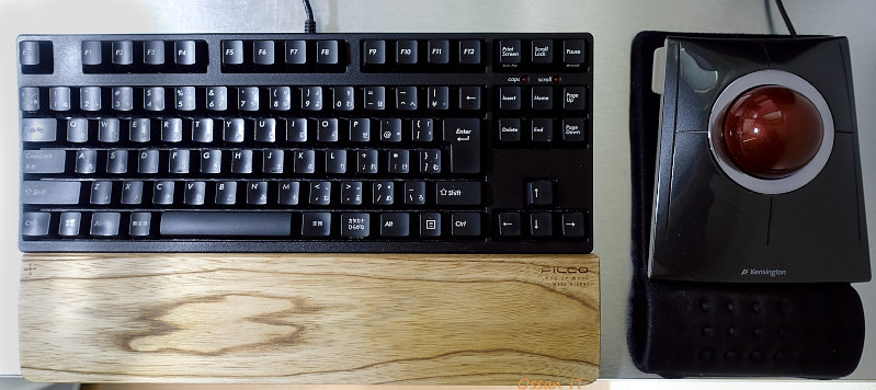 管理人の入力デバイス。FILCOのMajestouch2テンキーレス赤軸とケンジントンのSlimBlade Trackball。