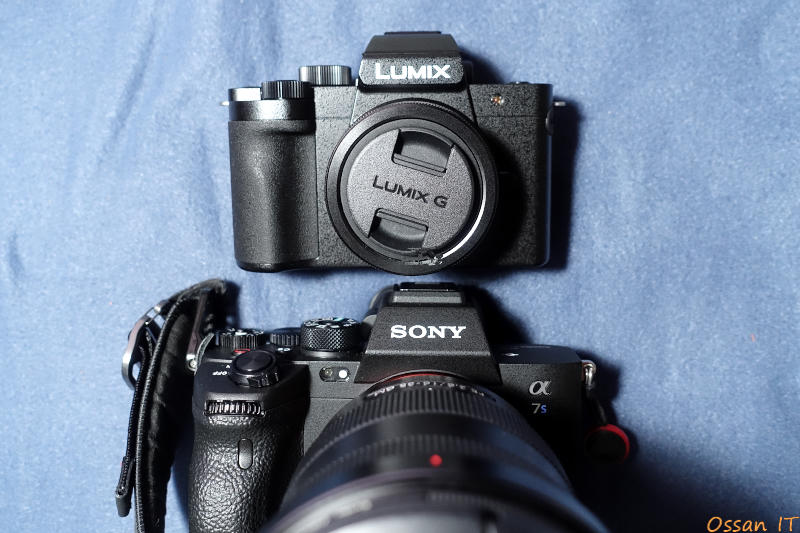上「G100D」下「α7SIII」、フルサイズと比較すると親子のようだ…