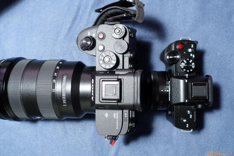 左「α7SIII」右「G100D」、「α7SIII」には「SEL1635GM」が装着されている状態、かなり大きさが違いのがよく分かる