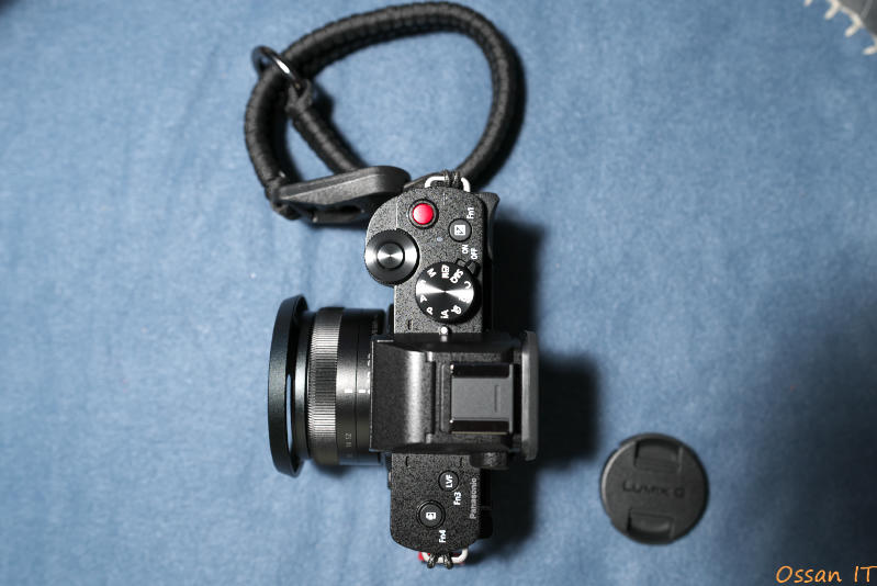 「G100D」+「LUMIX G VARIO 12-32mm F3.5-5.6 ASPH. MEGA O.I.S.」に装着した「F-Foto 37mm クラシックメタルレンズフード New ワイド タイプ (内ネジ有) NHW37B」とハンドストラップ